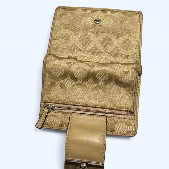 Coach - Picture 14 of 15